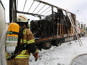 Papierladung geht in Flammen auf: In Hof kam es aufgrund eines brennenden Lkw am Freitag zu erheblichen Behinderungen. Foto: News5/Fricke