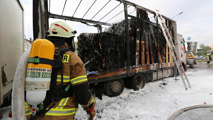 Papierladung geht in Flammen auf: In Hof kam es aufgrund eines brennenden Lkw am Freitag zu erheblichen Behinderungen. Foto: News5/Fricke