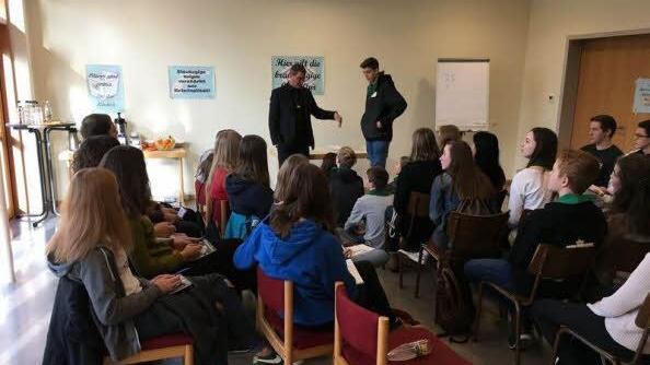 Für die Blauäugigen steht ein Fettnäpfchen neben dem anderen. Jürgen Schlicher sorgt im Experiment dafür, dass sie keine Möglichkeit haben, etwas richtig zu machen. Foto: diversity-works.de