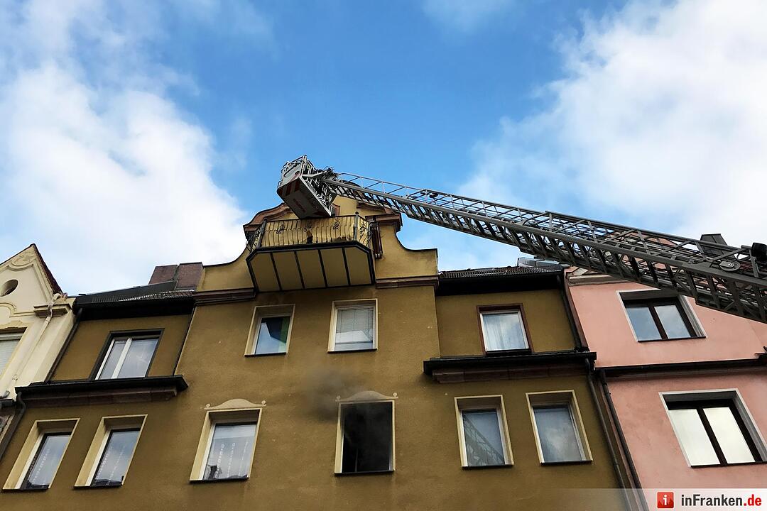 Mehrfamilienhaus in Nürnberg brennt