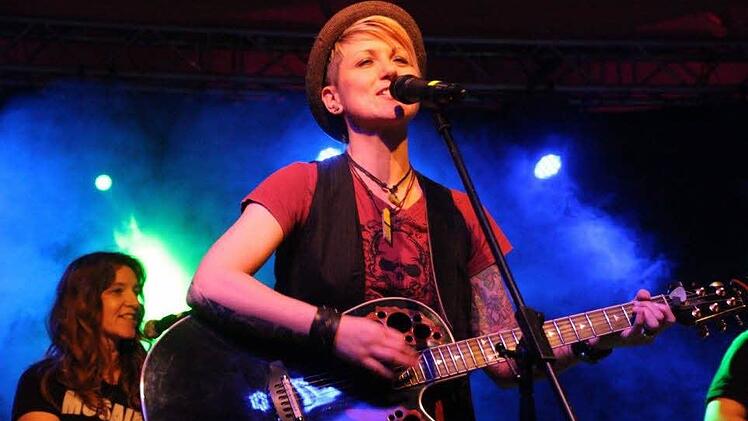 Steffi List (im Hintergrund Antje Arlt von der Band Mosaik) hat schon von Beginn an bei der "Nacht der Toleranz" gespielt. Die Rockröhre sagt: "Das Programm ist klasse, qualitativ sehr hochwertig. Das sind alles Top-Leute. Und die Atmosphäre ist genial."  Foto: Diana Fuchs