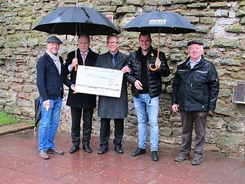 Musiker und Vortragende müssen nicht mehr auf einer "schiefen Schotterebene" stehen, sondern können ein Sandsteinpodest nutzen. Für Spenden dankten Bürgermeister Kickuth (l.) und Otmar Pfister (r.) Roland Knoll und Jürgen Klubertanz von der Raiffeisenbank und Anton Schick vom gleichnamigen Bauunternehmen (v. l.).  Foto: Winfried Ehling