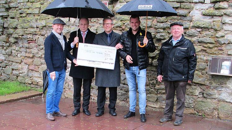 Musiker und Vortragende müssen nicht mehr auf einer "schiefen Schotterebene" stehen, sondern können ein Sandsteinpodest nutzen. Für Spenden dankten Bürgermeister Kickuth (l.) und Otmar Pfister (r.) Roland Knoll und Jürgen Klubertanz von der Raiffeisenbank und Anton Schick vom gleichnamigen Bauunternehmen (v. l.).  Foto: Winfried Ehling