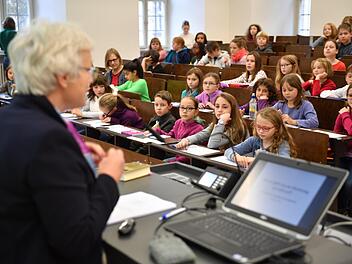 In der Kinder-Uni erkl&auml;rte die Wissenschaftlerin Heidrun Alzheimer den jungen Studierenden, warum der 11.11. ein ganz besonderer Tag ist. Foto: Ronald Rinklef