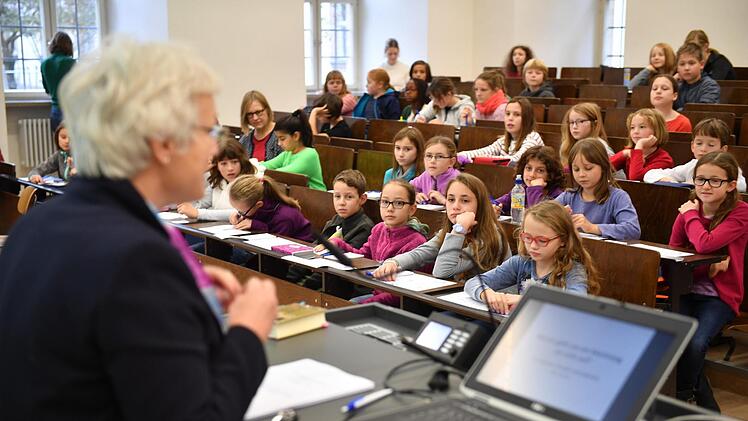 In der Kinder-Uni erklärte die Wissenschaftlerin Heidrun Alzheimer den jungen Studierenden, warum der 11.11. ein ganz besonderer Tag ist. Foto: Ronald Rinklef