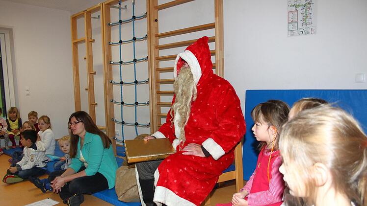 Der Nikolaus besuchte auf Einladung der Bayerischen Rundschau die Evangelische Kindertagesstätte Abenteuerland in Neuenmarkt. Foto: Jürgen Gärtner