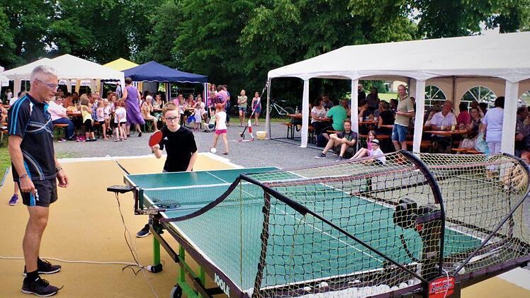 Darbietungen der Tischtennisabteilung mit der Ballmaschine. Links im Bild Spartenleiter Harald Wich