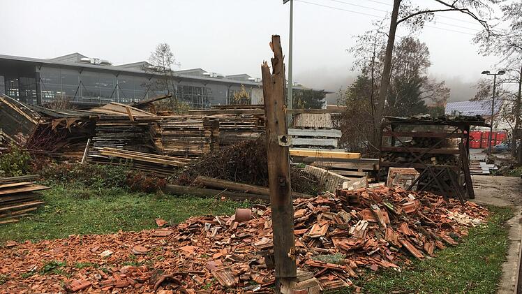 Es gibt immer noch aufzuräumen im Burgwindheimer Gemeindeteil Untersteinach  - nach  dem Sturm Fabienne  vor bald acht  Wochen.Foto: Anette  Schreiber