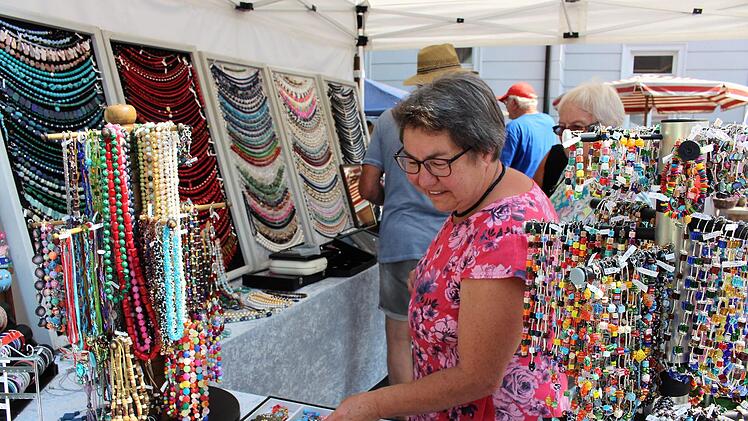 Die große Auswahl an Schmuck aus Korallen, Türkisen, Lapislazuli, Malachit und Mineralien faszinierte vor allem die Damen.Seeger