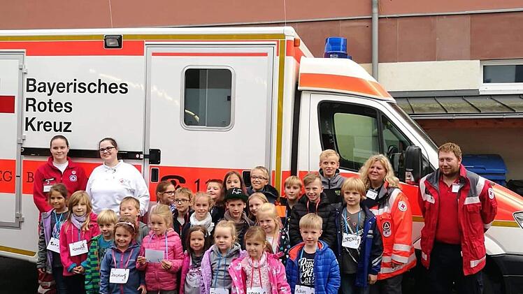 Vielf&auml;ltige Einblicke in die Arbeit der  Rettungswache des Bayerischen Roten Kreuzes in Hammelburg erhielten Kinder der Feuerwehren Elfershausen und Machtilshausen.Thomas Schmid