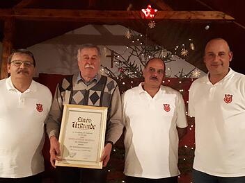 Vorsitzender Christian Beck (von links) &uuml;berreichte Lothar Behling  die Urkunde, mit der er  zum Ehrenmitglied ernannt wurde, gemeinsam mit den  Vorstandskollegen  Harald Wedel und Michael Vollbrecht. Ralph Fischer