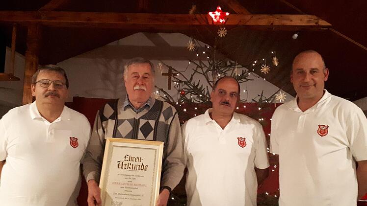 Vorsitzender Christian Beck (von links) &uuml;berreichte Lothar Behling  die Urkunde, mit der er  zum Ehrenmitglied ernannt wurde, gemeinsam mit den  Vorstandskollegen  Harald Wedel und Michael Vollbrecht. Ralph Fischer