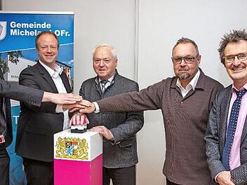Symbolisch wurde das Breitbandnetz freigeschaltet. Im Bild von links Projektleiter Christian Kolodziej, Regionalmanager Andreas Rudloff, Bürgermeister Helmut Fischer, der "Breitband-Pate" der Gemeinde Michelau Detlef Sperlich und Rainer Werb (Netzwerkplanung, Förderprogramme).  Foto: Klaus Gagel