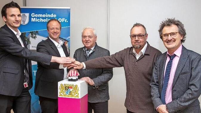 Symbolisch wurde das Breitbandnetz freigeschaltet. Im Bild von links Projektleiter Christian Kolodziej, Regionalmanager Andreas Rudloff, Bürgermeister Helmut Fischer, der "Breitband-Pate" der Gemeinde Michelau Detlef Sperlich und Rainer Werb (Netzwerkplanung, Förderprogramme).  Foto: Klaus Gagel