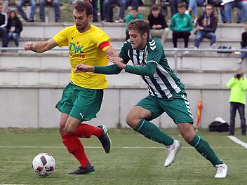 DJK-Kapitän Nicolas Esparza (links) steigt nach seiner Knie-Operation wieder ins Mannschaftstraining ein. Foto: sportpress