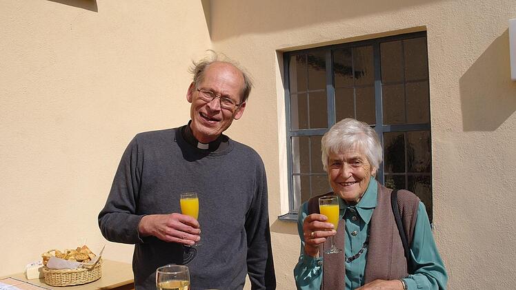 Pfarrer Hans Thurn verabschiedete Johanna Kömpel nach 24 Jahren aus dem Küsterdienst.  Foto: Stephanie Elm