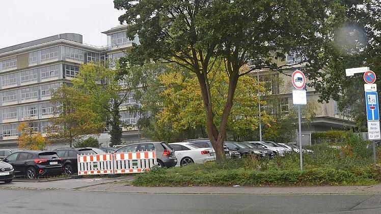 Wo einst das letzte Bahnhofsgebäude und Reste von Schienen waren, sind jetzt Parkplätze.