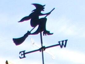Das Windspiel der fliegenden Hexe auf das Häuschendach Foto: Norbert Karbach