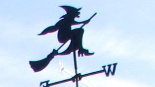 Das Windspiel der fliegenden Hexe auf das Häuschendach Foto: Norbert Karbach