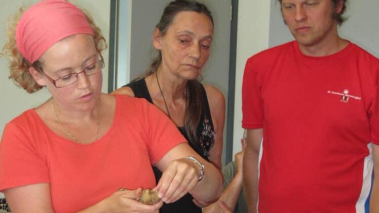 Welcher Pilz genau ist das? Nadine Hildebrandt (von links), Christine Schleicher und Ingo  Queck wollen sein Geheimnis lüften.