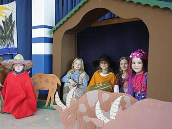 Die Röttenbacher Grundschüler führen Mittwochabend ein Weihnachtsmusical für einen guten Zweck auf.  Fotos: Sebastian Martin