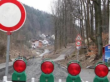 Die Baustelle ist eingerichtet, der alte Straßenbelag bereits entfernt: In der Wolfskehle haben die Arbeiten für die Hochwasserfreilegung und die Kanalsanierung begonnen. Foto: Katrin Geyer