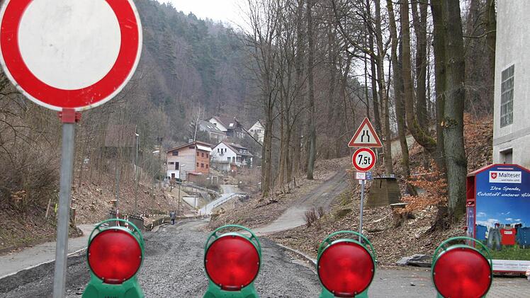 Die Baustelle ist eingerichtet, der alte Straßenbelag bereits entfernt: In der Wolfskehle haben die Arbeiten für die Hochwasserfreilegung und die Kanalsanierung begonnen. Foto: Katrin Geyer