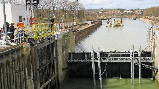 Blick auf den Revisionsverschluss (Mitte), wo das Wasser aus der Schleusenkammer abgepumpt wird.