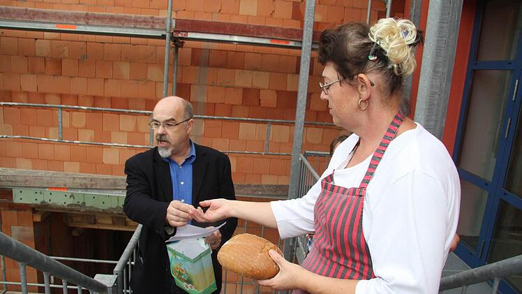 Der neue Leiter der Mitwitzer Grundschule, Hans-Gerhard Neuberg, schenkte Petra Hopf Brot und Salz - als gutes Omen.