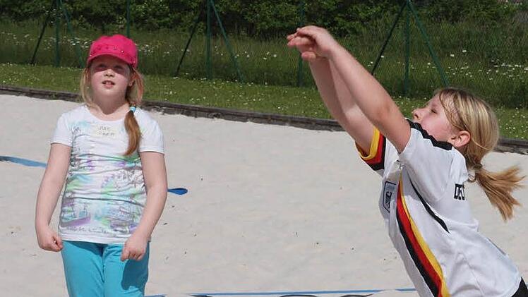 Beachvolleyball war bei den sommerlichen Temperaturen eine gefragte Sportart.