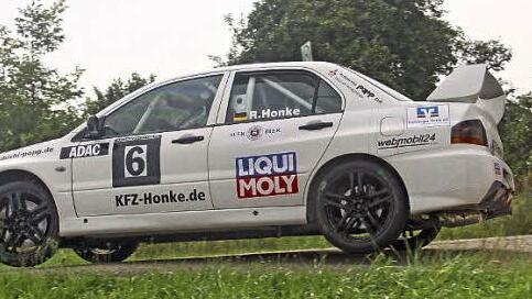 Bei tropischen Temperaturen schwitzten Reinhard Honke und sein Co-Pilot Michael Heinze im Mitsubishi Lancer Evo 9 ordentlich. Foto: privat