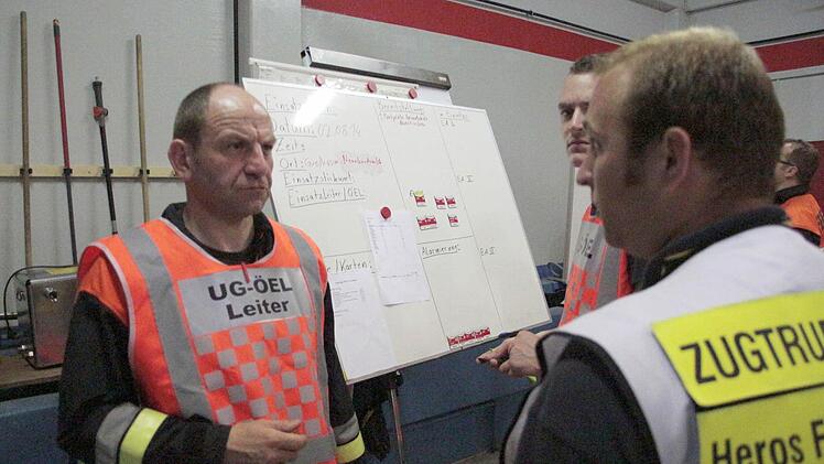 Die Einsatzleitung hatte die Lage voll im Griff. Foto: Josef Hofbauer