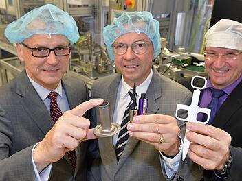 Drei Chefs - drei Produktlinien: Der kaufmännische Leiter Lothar Derr (links) hält eine Hülse, die in der Auto-Kupplung verbaut wird, geschäftsführender Gesellschafter Gerald Oehlhorn (Mitte) zeigt eine Mascara-Hülle und technischer Leiter Erwin Görtler einen Endoskopie-Handgriff. Foto: Ronald Rinklef