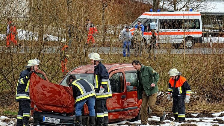 Nur noch Schrottwert hat der Renault einer Frau, die am Samstag von einer 53-jährigen Autofahrerin bei Rugendorf zu einem Ausweichmanöver gezwungen wurde. Foto: Klaus Rössner