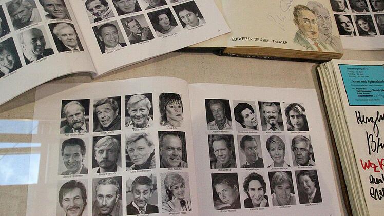Gästebücher mit Fotos von bekannten Schauspielern, die in Kronach gastierten, lagen im Foyer aus.  Foto: Friedwald Schedel