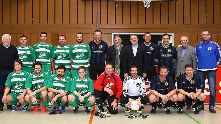 Der ATS Kulmbach (dunkle Trikots) ist Altliga-Stadtmeister im Hallenfußball. Mit im Bild Günter Kintzel vom Ausrichter TSV 08 Kulmbach (links), Stadtradt Lothar Seyfferth (stehend, Zweiter von links), OB Henry Schramm (stehend, Fünfter von links) und Landrat Klaus Peter Söllner (stehend, Mitte). Foto: Monika Limmer