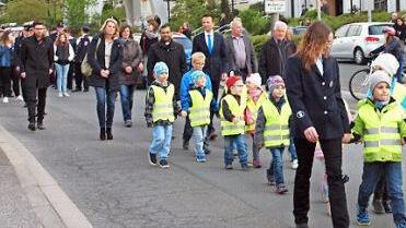 Die Seubelsdorfer Kinderfeuerwehr f&uuml;hrte den Festzug an. Foto: A. Thieret
