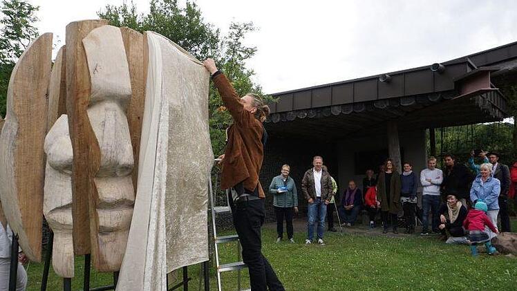 Enthüllung der neuen Skulptur, die auf dem Franziskusweg stehen wird, durch den Künstler Michel Stenzel. Foto: Marion Eckert