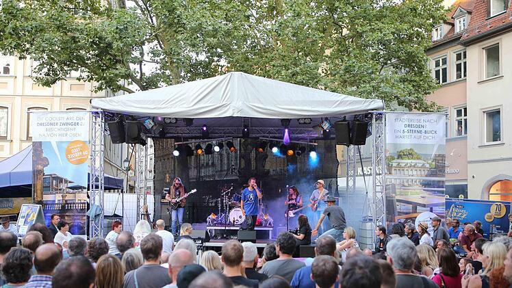 Künftig kann  am zweiten Sonntag beim  Blues- und Jazzfestival in Bamberg eingekauft werden. Foto: Riegerpress