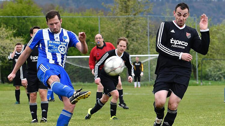 In den vergangenen beiden Spielzeiten waren Tobias Meixners SV Mittelehrenbach und der FC Leutenbach (schwarz) Ligarivalen. Seit heuer treten sie gemeinsam in der A-Klasse 3 ER/PEG an.  Foto: Archiv/Zink