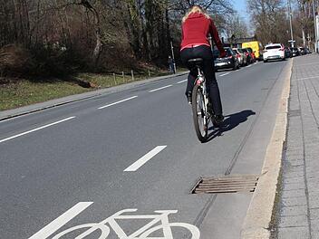 Radfahrer haben in der Coburger Lossaustraße stadtauswärts zwar einen eigenen Streifen bekommen - doch der endet ausgerechnet dort, wo es besonders gefährlich wird, nämlich kurz vor der Kreuzung an der Callenberger Unterführung. Foto: Oliver Schmidt