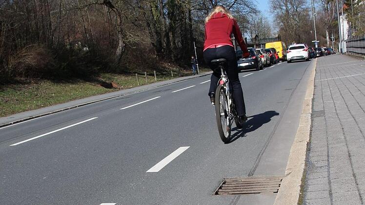 Radfahrer haben in der Coburger Lossaustraße stadtauswärts zwar einen eigenen Streifen bekommen - doch der endet ausgerechnet dort, wo es besonders gefährlich wird, nämlich kurz vor der Kreuzung an der Callenberger Unterführung. Foto: Oliver Schmidt
