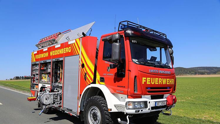 Drei Menschen wurden bei einem Unfall in Oberfranken schwer verletzt. Am Freitagmittag prallte ein Opel bei Kirchenpingarten (Kreis Bayreuth) gegen einen Audi. Foto: NEWS5 / Wellenhöfer