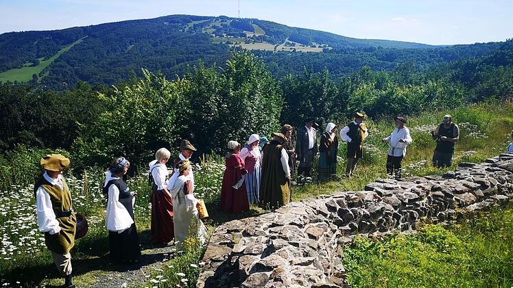 Die Freunde der Osterburg trafen sich in historischen Gewändern zu einer Führung auf der Osterburg, Bilder und Filmaufnahmen für einen Imagefilm zu erstellen. Foto: Marion Eckert
