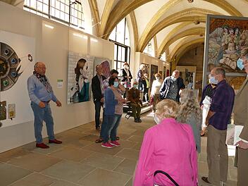 Etliche Besucher nutzten die Gelegenheit der Finissage, um Manfred Scharpf persönlich zu erleben.   Foto: Marion Krüger-Hundrup