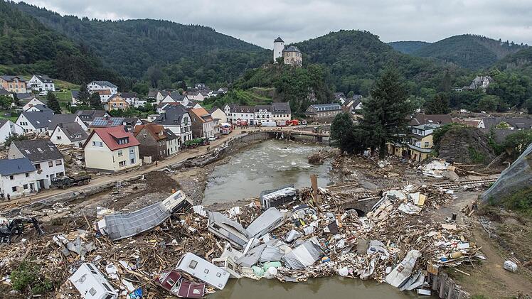 Meterhoch türmten sich im Juli in Altenahr-Kreuzberg Wohnwagen, Gastanks, Bäume und Schrott an einer Brücke über die Ahr. Nach der Flut hatte auch die HUK-Coburg viele Schadensfälle zu regulieren.