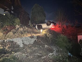 Betrunkener verliert in Ludwigsstadt Kontrolle über Auto