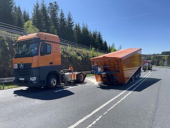 Kreis Kronach: Lkw-Anhänger macht sich auf der B85 selbständig - und richtet enorme Straßenschäden an