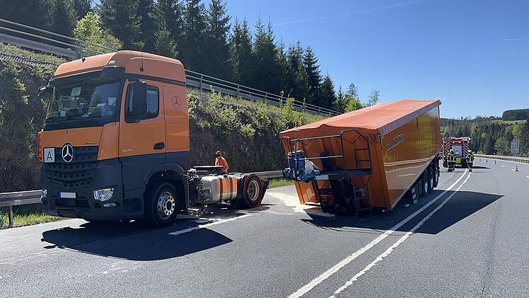 Kreis Kronach: Lkw-Anhänger macht sich auf der B85 selbständig - und richtet enorme Straßenschäden an