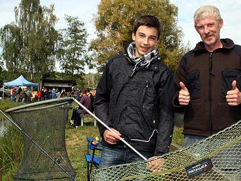 Johannes Kraus und Michael Liebenstein hatten beim Königsangeln die dicksten Fische an der Angel.  Foto: Peter Pfannes
